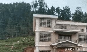 男子在依山傍水的地方盖别墅，村民羡慕，一场大雨把50万下没了