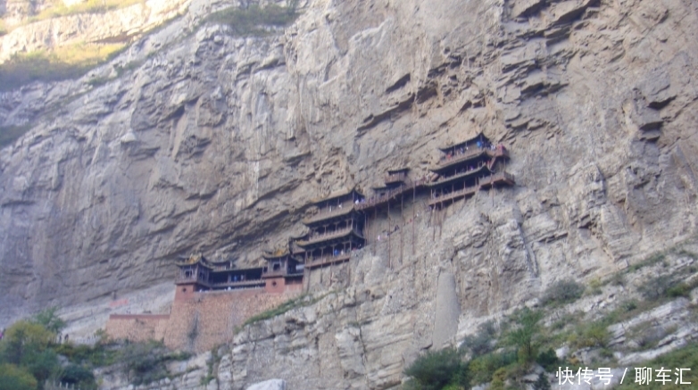 山西悬空寺,曾被列入世界可危建筑,仅木棍支撑就引游客纷至沓来