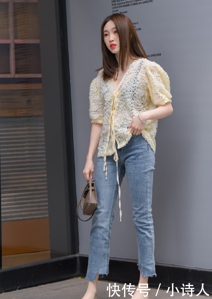 『化妆』街拍小姐姐:姑娘的打扮和化妆发型都是一顶一的组合