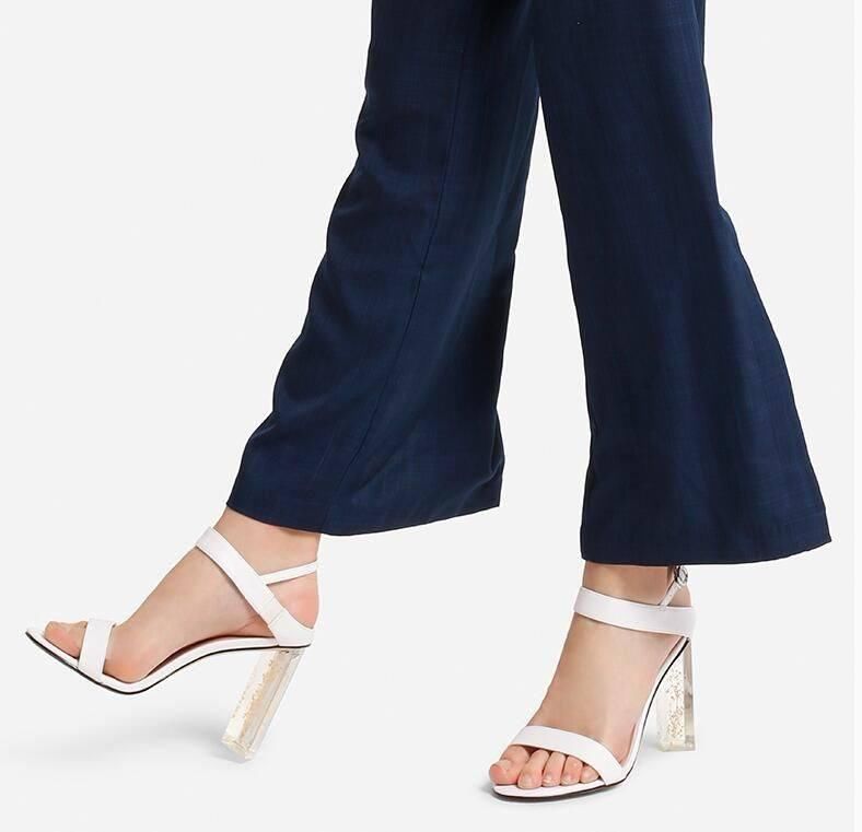 穿上迷人高跟凉鞋，从脚趾开始玩性感