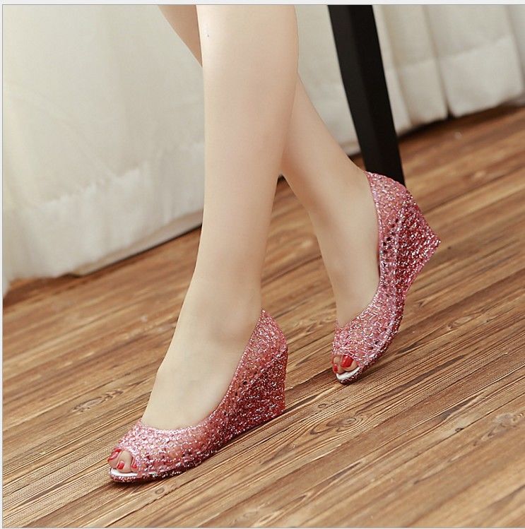 现在五十岁的女人真会搭,出门就穿这种鸟巢鞋,洋气还巨舒适