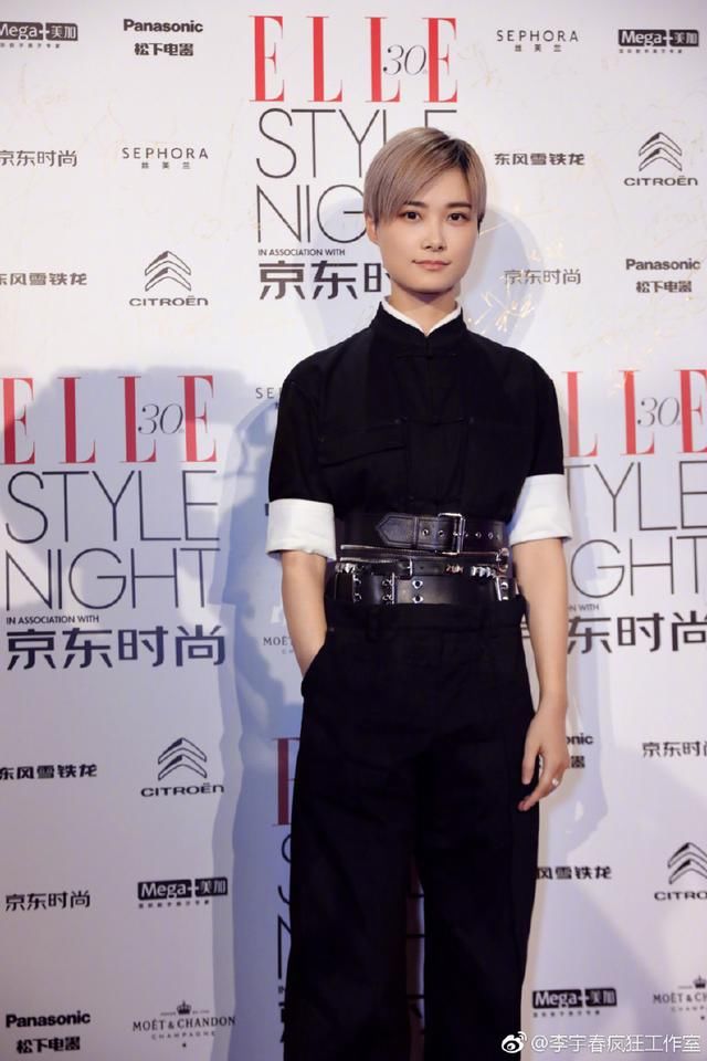 李宇春终于穿对衣服了！红色外套搭配短裤，网友：越来越有女人味