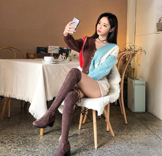 调色盘：孙允珠，浆红玉蓝调色盘乖甜纽扣上衣