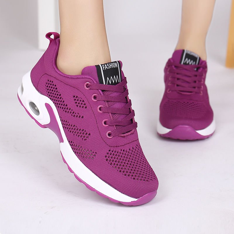 别再傻傻穿磨脚的高跟鞋了，女神都在穿运动鞋，舒适柔软逛街必备