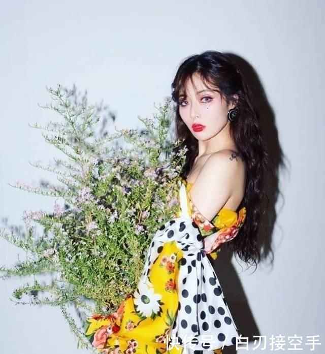 『花朵』2020开春 流行穿“开满花”的裙子,谁穿谁美!