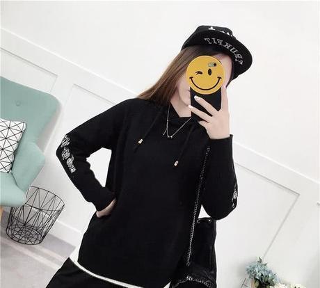 马上就到中秋，别买风衣了！今年流行穿洋气卫衣，显瘦显嫩超养眼