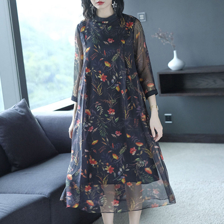 五十岁女人，建议你穿高贵点!学下面女人穿这裙，焕发高级女人味