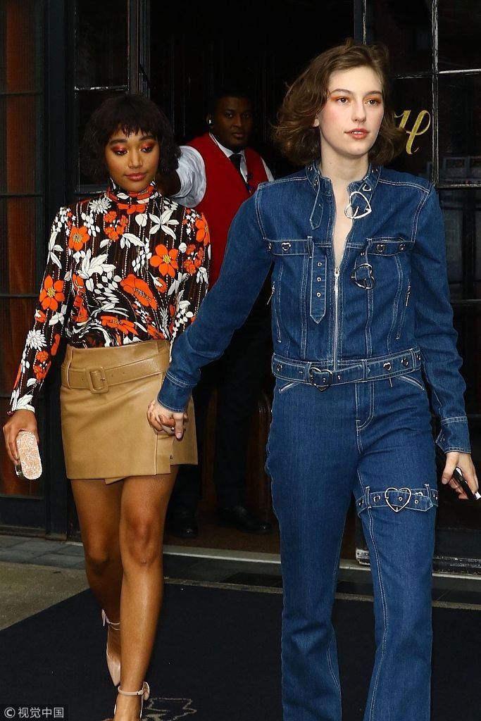 阿曼德拉秀修长美腿女人味十足  与女友十指紧扣满脸幸福