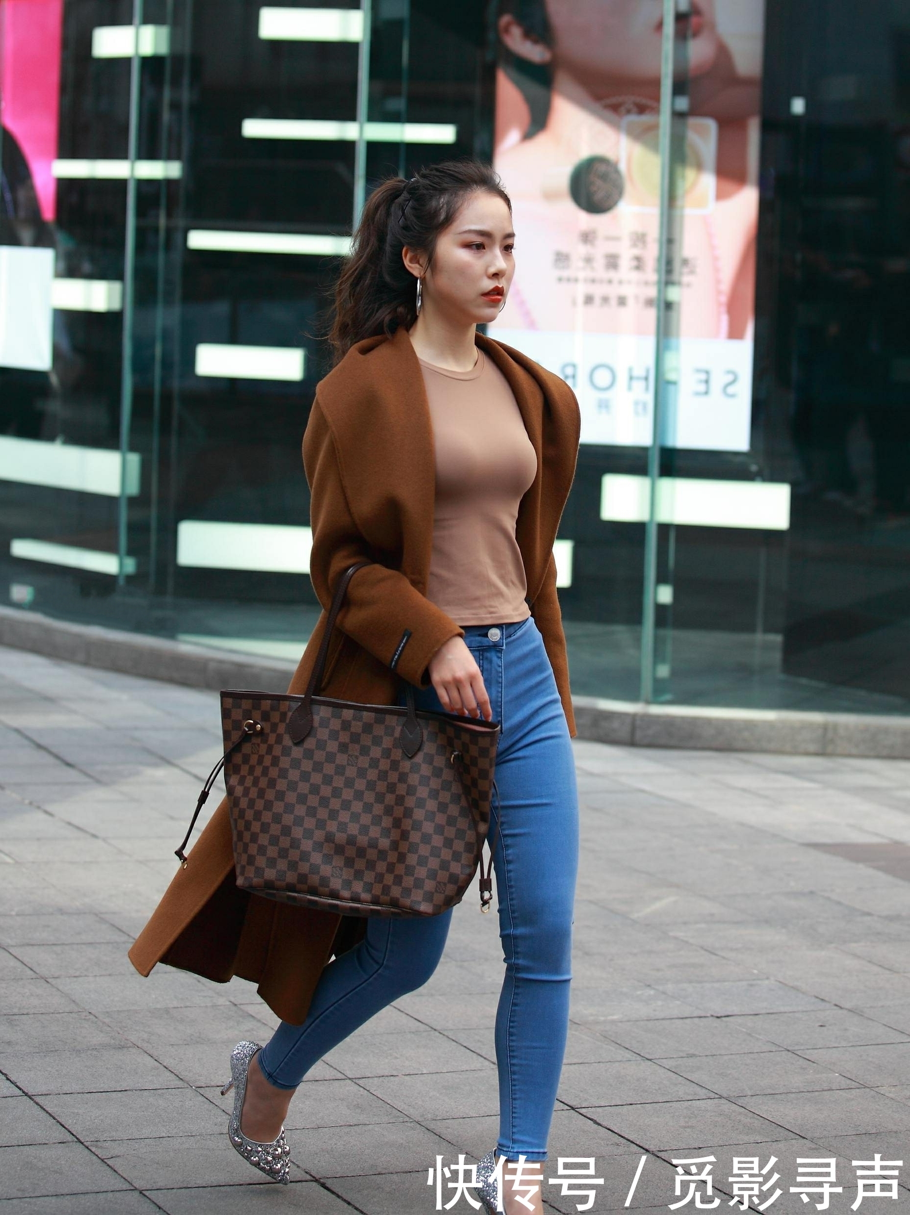 街拍：气质小姐姐破洞紧身牛仔裤凹凸有致，就是摆拍的时候表情太