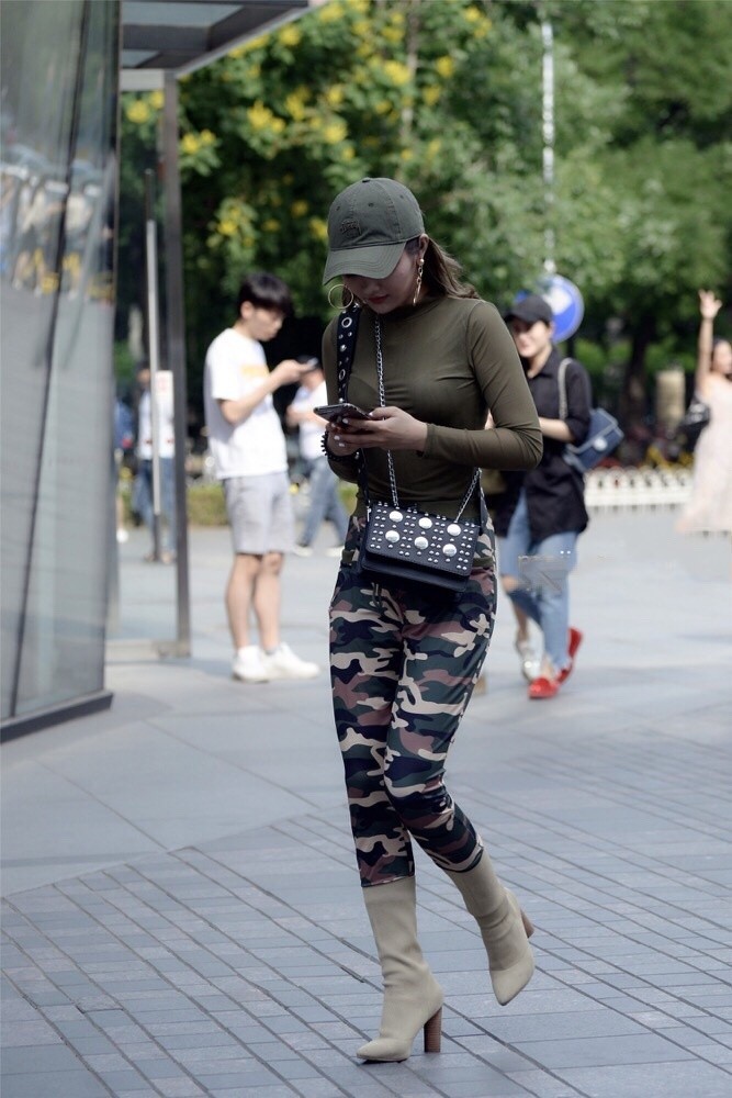 街拍：军绿紧身背心美女，迷彩紧身裤