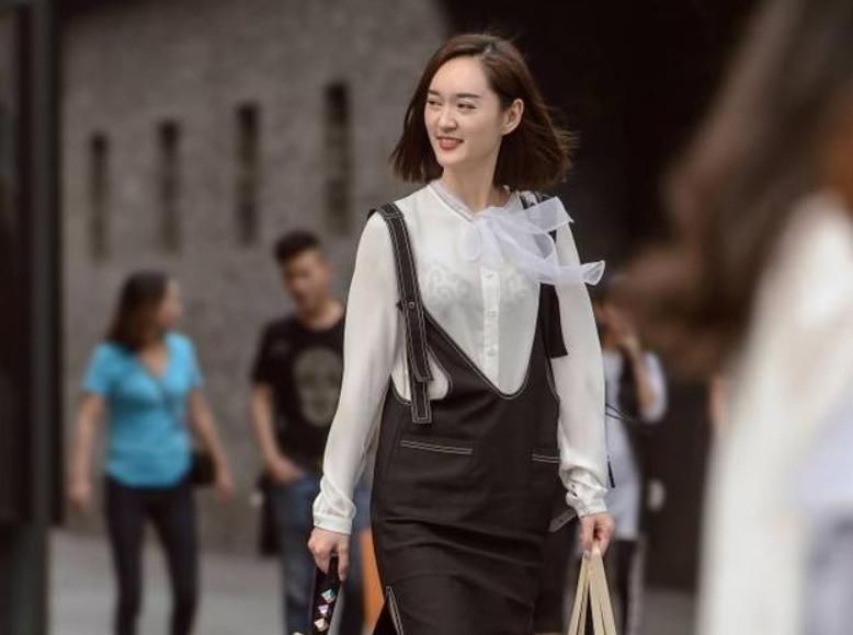  『人人』人人都穿过的strap dress，原来要这样搭配，减龄不像穿围裙