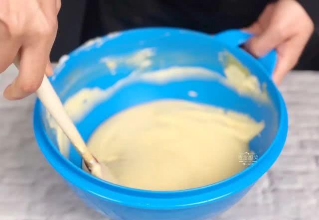 『面粉』一碗小麦面粉,好多个生鸡蛋,就能拿下这道超可爱的小甜点,膨松绵软还带夹心巧克力超好吃!