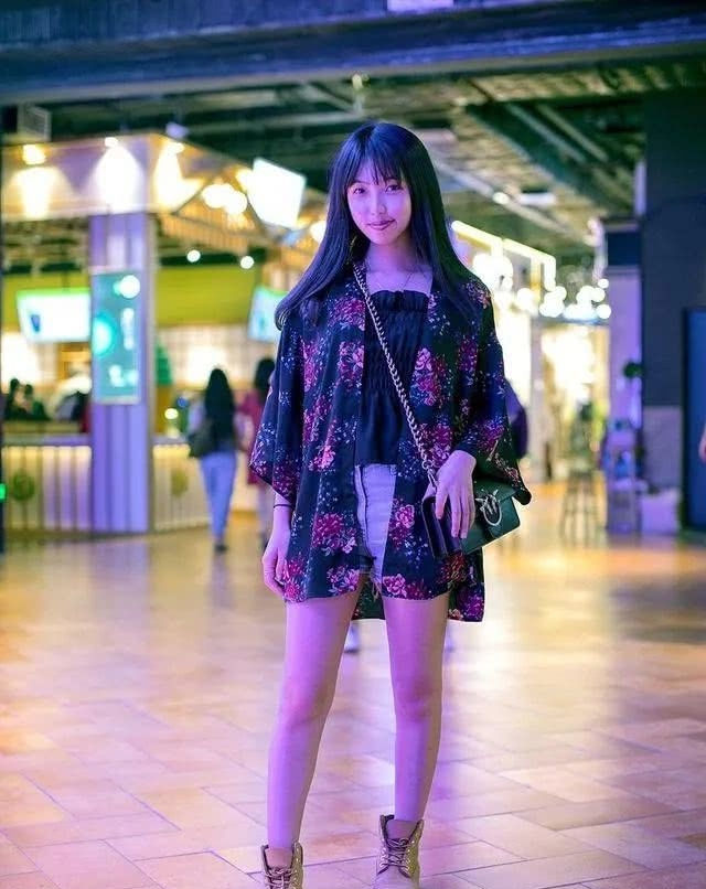  『黑色』路人街拍,小姐姐黑色毛呢短裤搭配一双肉色打底袜,迷人吸睛