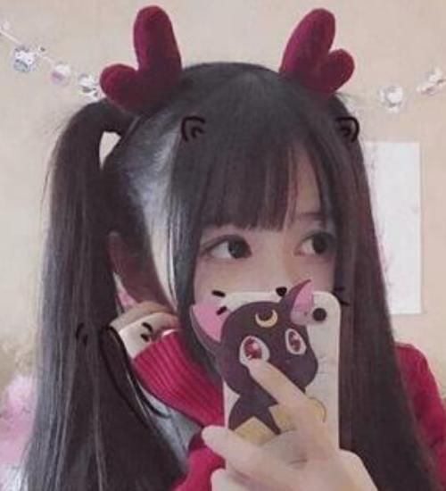 # 粉丝#男粉丝都不淡定了，蔡萝莉为何喜欢扎双马尾？当她把头发散下来后