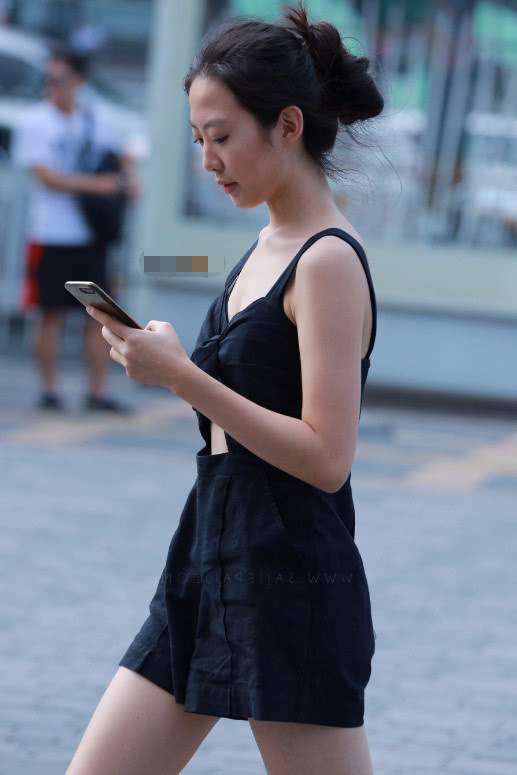 知性小姐姐吊带连体衣大秀饱满身材，一路低头玩手机尽显熟女范儿