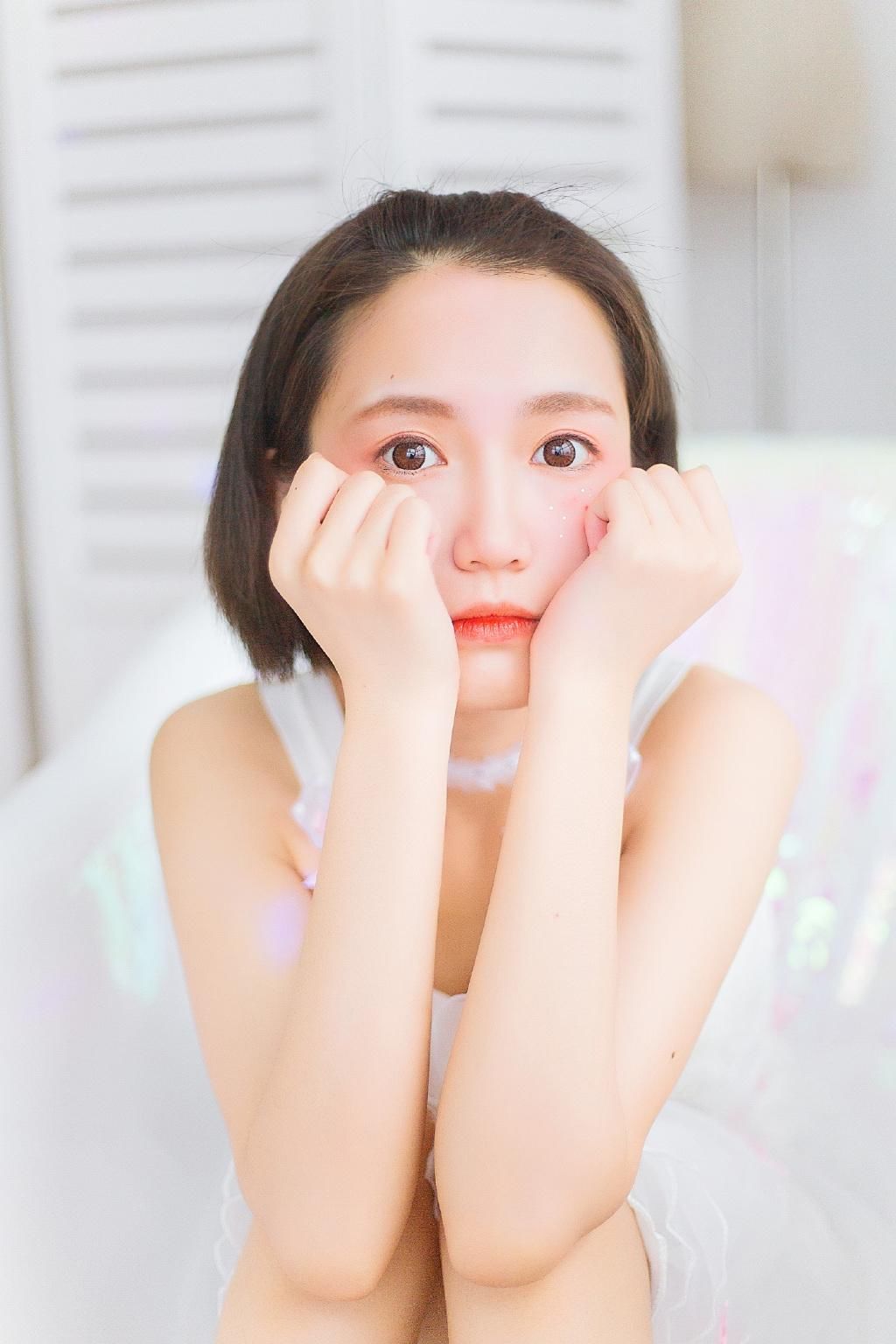 娇羞少女蕾丝裙浴室性感写真图片