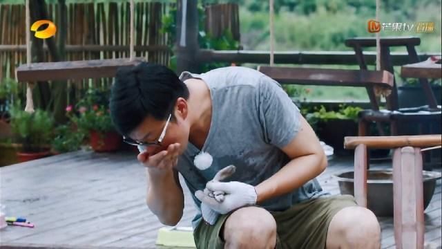 芒果台官博维护Angelababy怼网友，还上了热搜，镜头前假吃厉害了