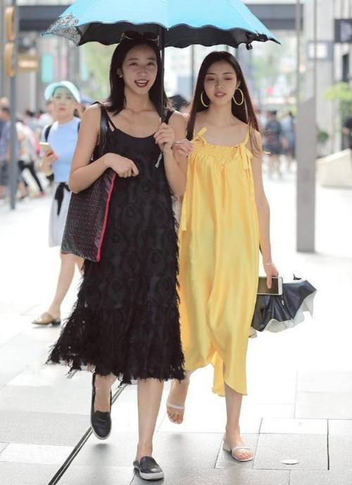 身材姣好的紧身裙小姐姐透着一股自由随性的感觉,令人赏心悦目!