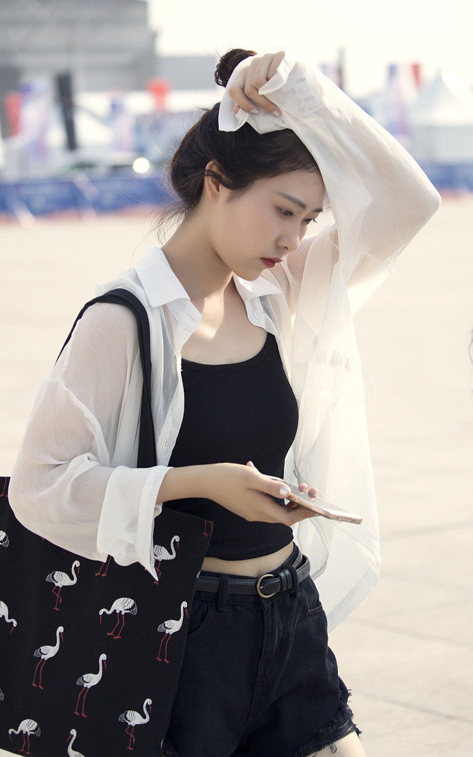 重庆街拍，美女们打扮新潮，回头率超高，好身材一目了然