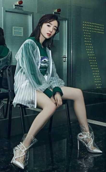 有一种鞋叫做“氧气美少女”胡冰卿的高跟鞋,网友:好看到没朋友