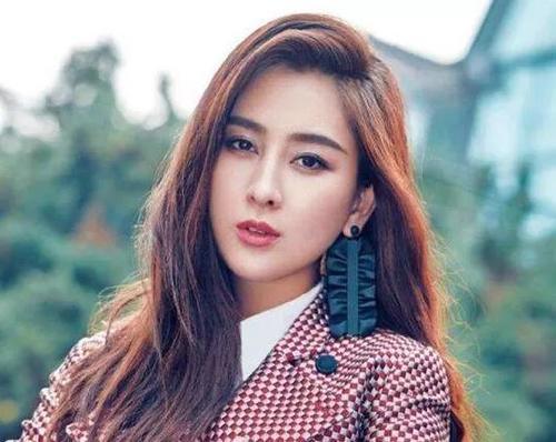 唐嫣的大额头终于有救了?这个发型让她美了一个新高度!