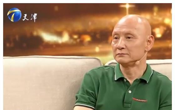  [光头]62岁实力派演员日常照曝光，目光疲倦身型削瘦，曾生病3个月掉光秀发