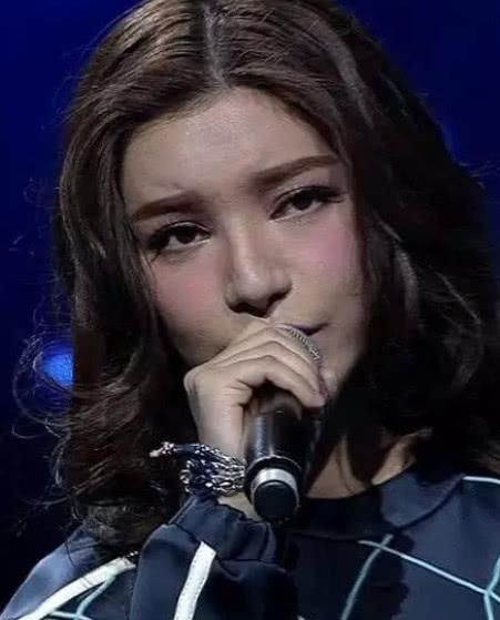 江映蓉晒美照撞脸周扬青，根本认不出，网友：没整容，只是换个头