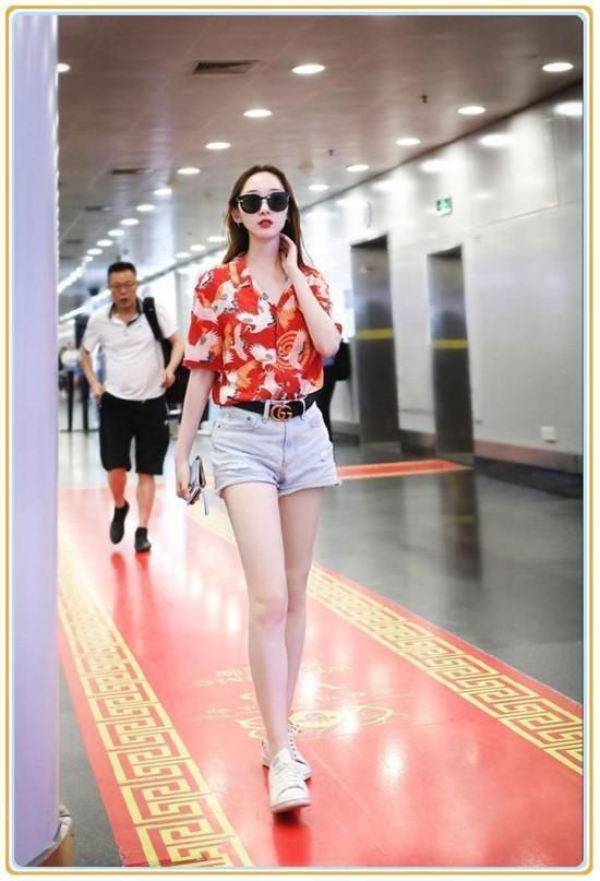 蒋梦婕是166，李艺彤也是166，二人同穿印花衬衫，差距竟如此尴尬