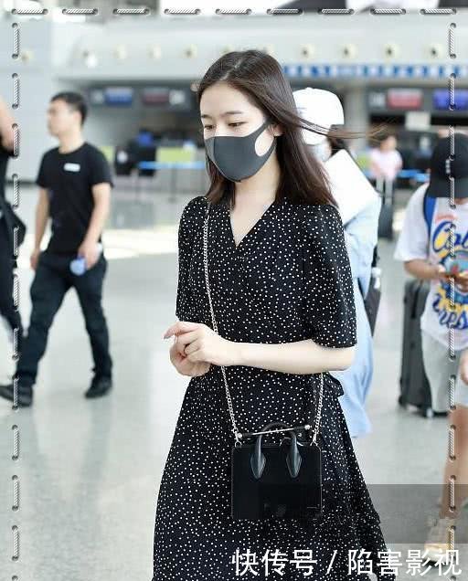 杨幂就是杨幂！32岁穿波点裙不差李兰迪，网友：这嫩装的我服