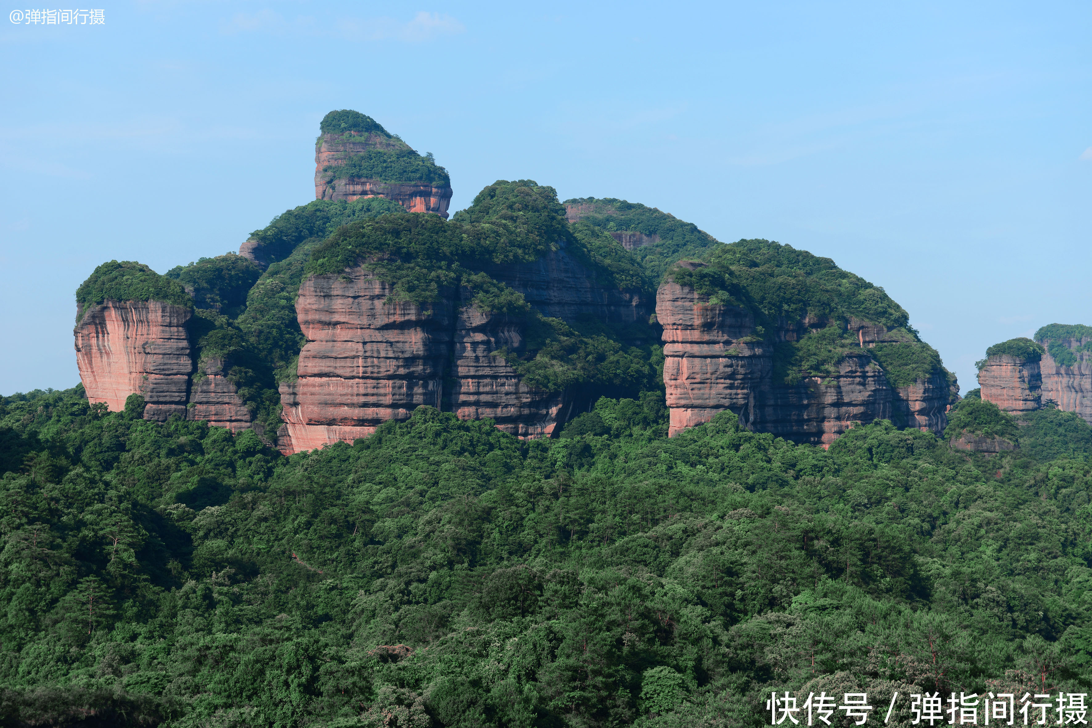 中国最“色”丹霞,凭借“擎天一柱”走红,但游客怀疑是人工所为