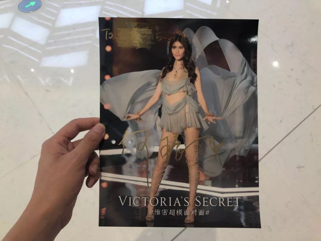 “维密天使”何穗下午在杭州被围观，原来那些传说是真的，肤白胸