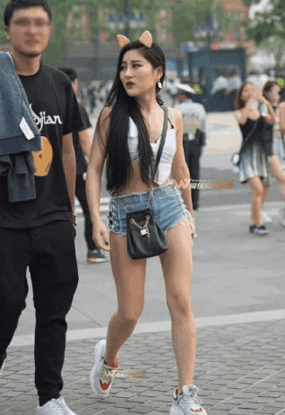 街拍: 露脐装风光无限, 超短裤美的让人窒息