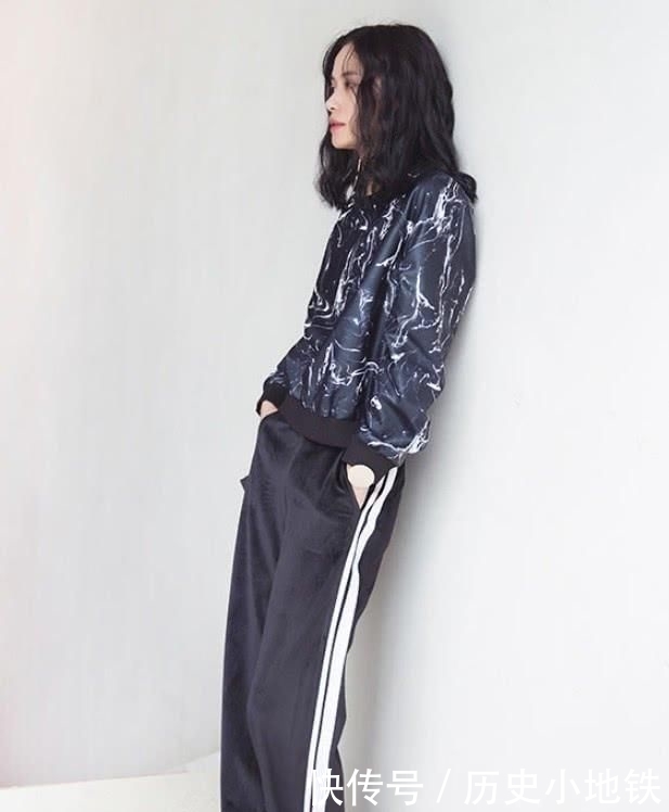  悄悄@阔腿裤不再受欢迎了，悄悄出世的“校服裤”成新宠，减龄又时髦