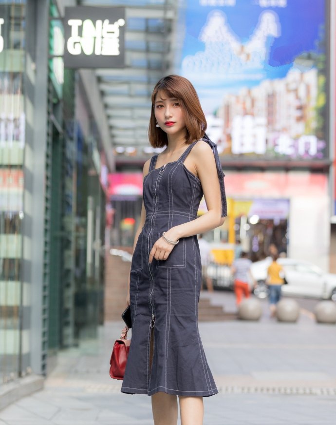 街拍：图二穿吊带裙，采用“网纱”的设计风格，真的很时尚！