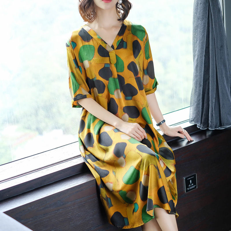 身材丰满的女生还是这样穿，紧身T恤性感火辣，女人味洋气美翻天