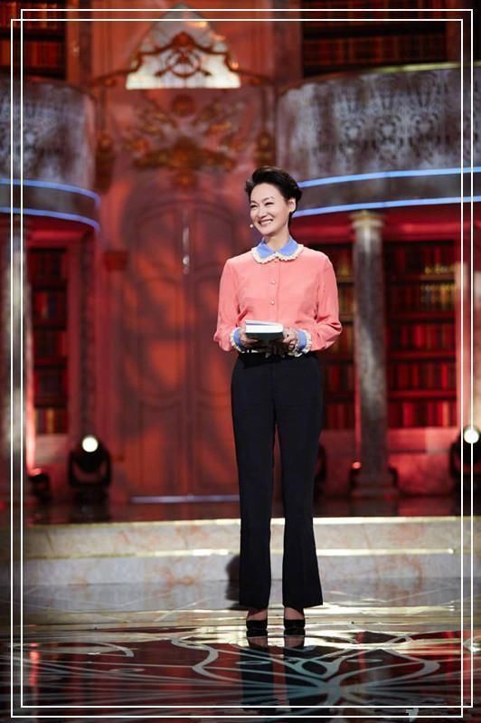 当58岁惠英红撞衫21岁关晓彤,网友:原来年龄在气质面前不值一提