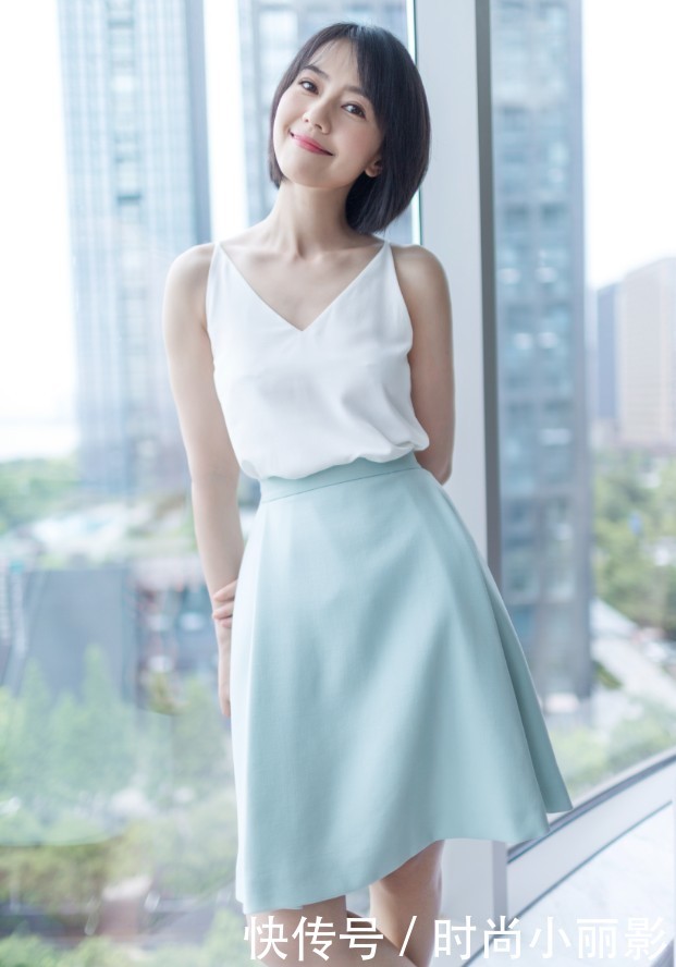 街拍：优雅身姿魅惑范儿的小姐姐，柔美大气又靓丽！