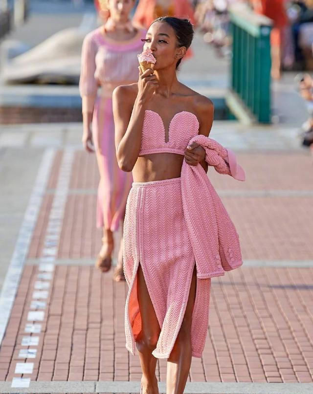 『连身裙』女人35岁,建议春夏多穿这浅黄色裙装搭牛仔外套,洋气减龄还不贵...