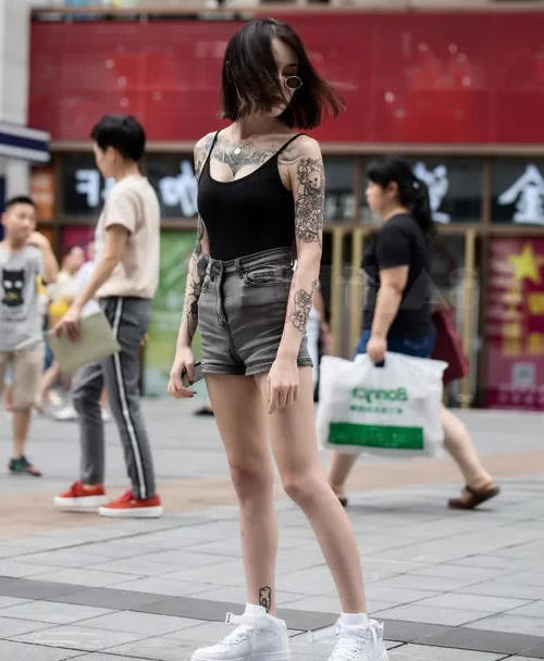 迷人的花臂小姐姐,黑色唇彩纹身到胸口了,后背纹的一句话没人能