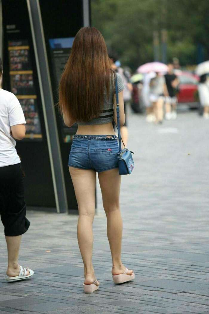街拍: 身材窈窕的小姐姐, 这么穿很修身