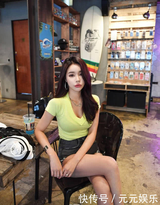 酒吧小辣妹穿紧身衣搭配热裤,姿色不凡令人着迷