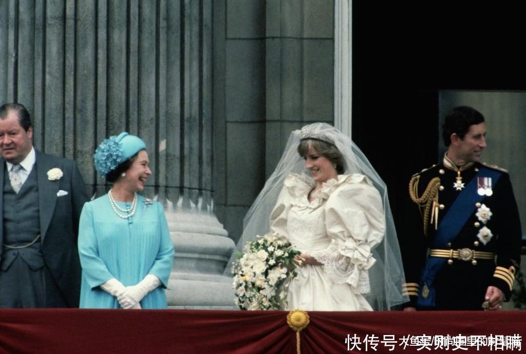 『在线』戴妃生前和英女王珍贵合影!婆媳二人穿衣在线,时尚又显优雅气质