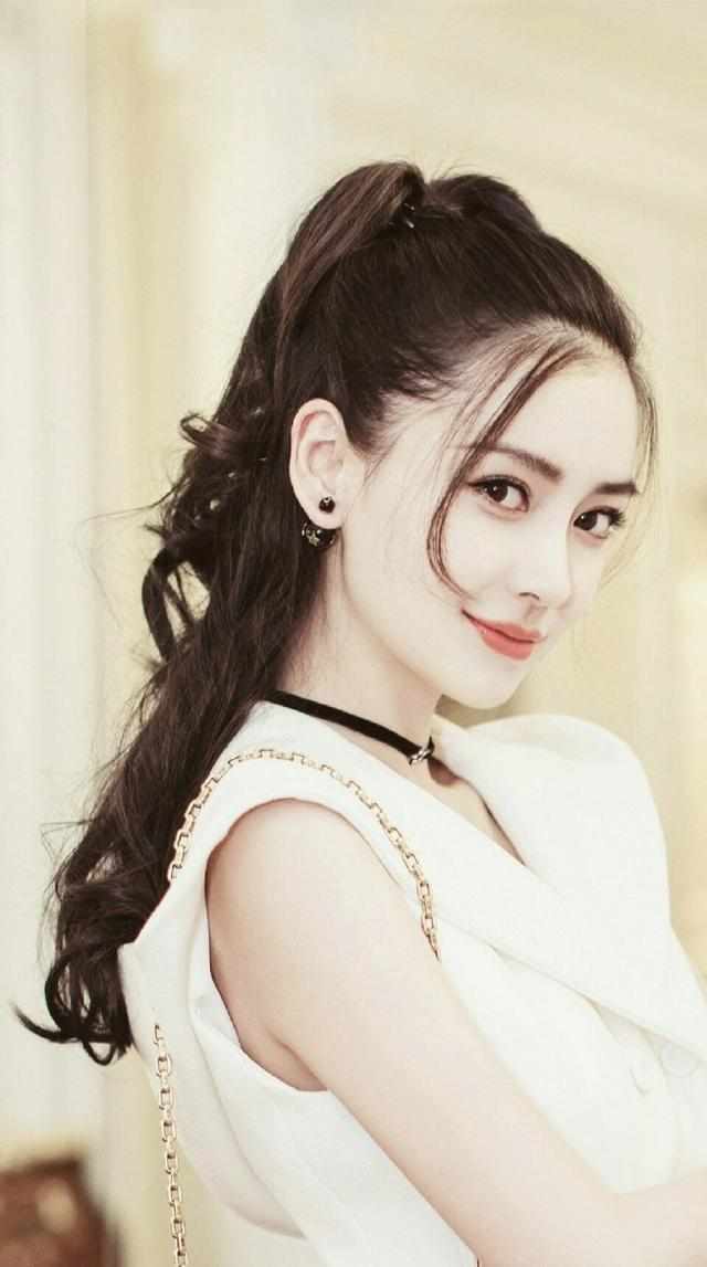 20岁关晓彤与28岁Angelababy，梳同样的发型，差距岂止一个8岁？