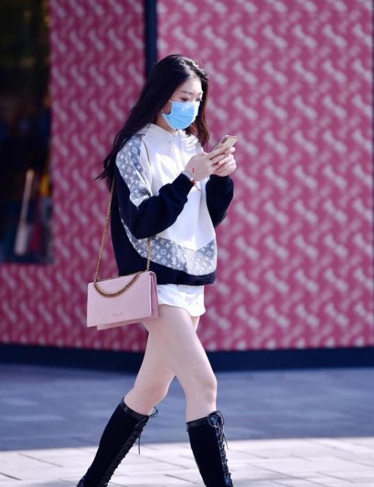  『短袖』街拍：明眸善睐的美女，一件黑色短袖配黑色短裤，时尚清爽气质