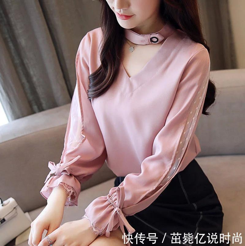 小姨是个时髦精，刚入秋就穿这样的精致小衫，出门走哪都夸衣品好