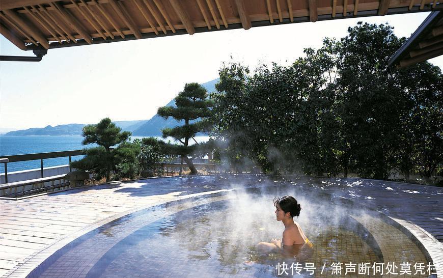 中国游客在日本泡温泉，被日本人吐槽太保守，网友：你去也一样