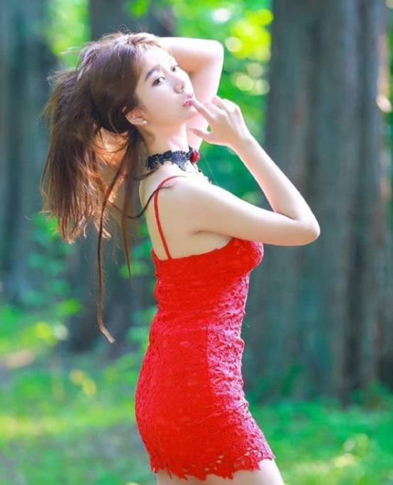  美女|性感美女翩若惊鸿，你要的我都有，勾勒出迷人曲线！
