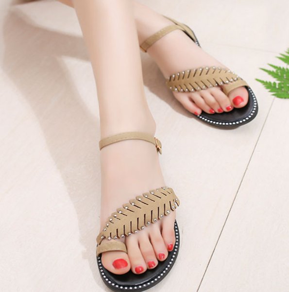 拖鞋虽然方便，但不够正式，选一款时尚简约的凉鞋吧