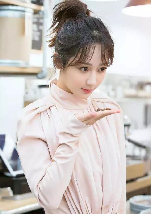 改变一个人的发型相当于整容，溜肩女生掌握这四点，瞬间提升气质