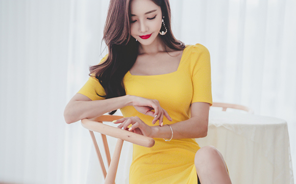 女神孙允珠，夏日青柠光鲜明媚宫廷及膝裙